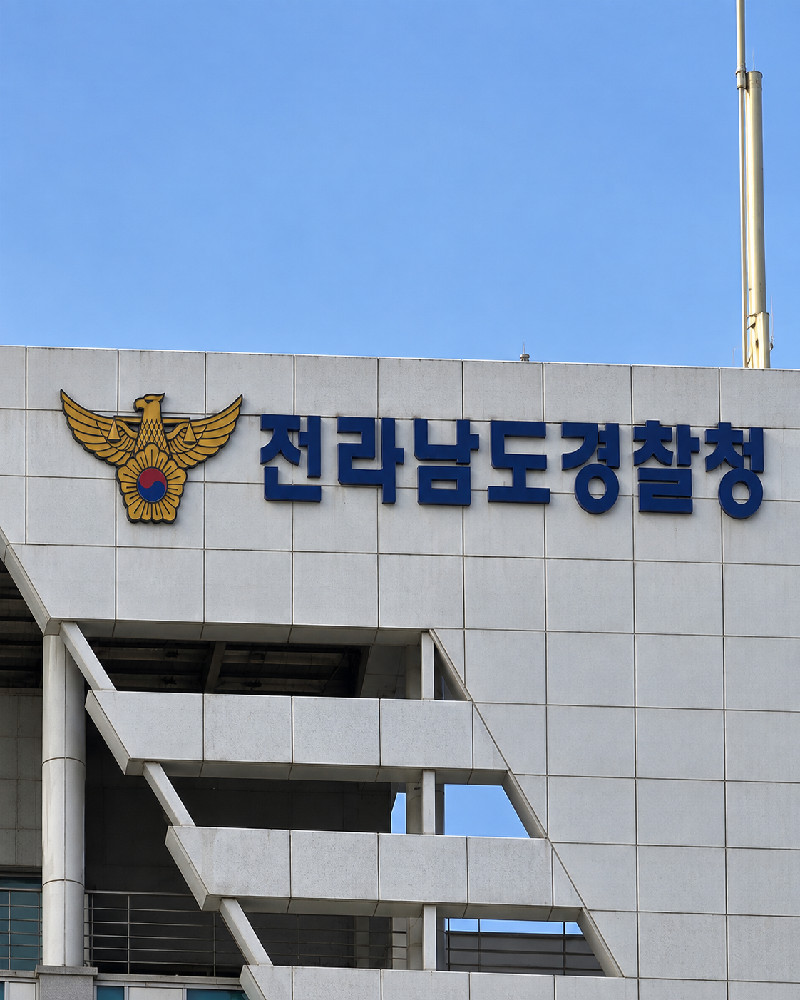 탯줄 달린
신생아 시신 발견
