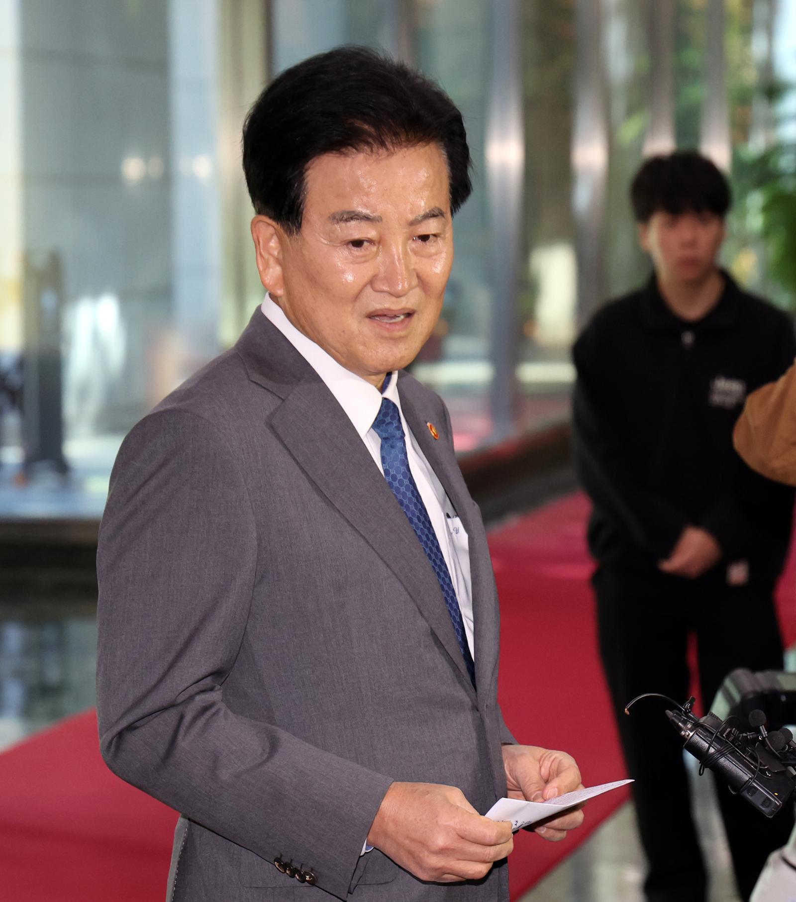 북한 사과는 당연
확성기 재개는 반대